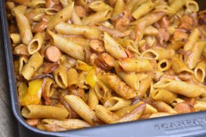 Pastafad med pølser og grøntsager i ovn - opskrift