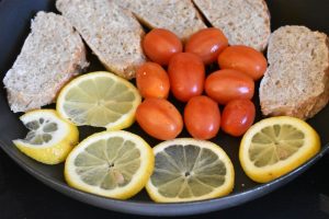 Ricotta toast med stegte tomater og citron