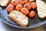 Ricotta toast med stegte tomater og citron