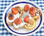 Ricotta toast med stegte tomater og citron