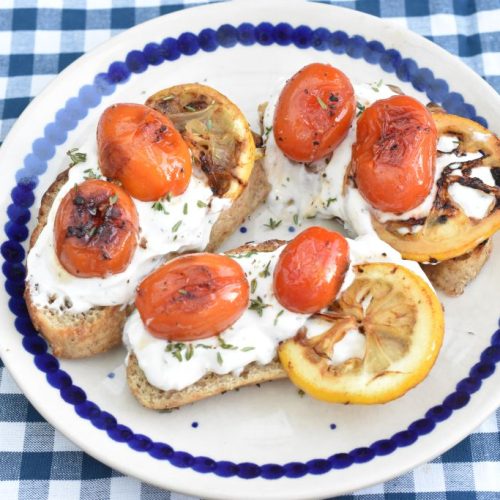 Ricotta toast med stegte tomater og citron