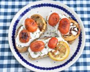 Ricotta toast med stegte tomater og citron