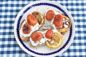 Ricotta toast med ricottacreme, stegte tomater og citron