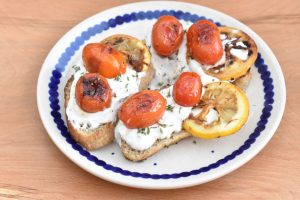 Ricotta toast med ricottacreme, stegte tomater og citron