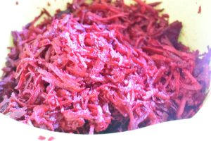 Rødbedekage - opskrift på nem saftig kage med rødbeder