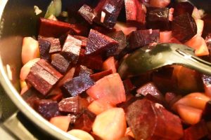 Rødbedesuppe - russisk borsjtj suppe med rødbeder - opskrift