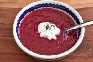 DSC_2081 • nogetiovnen.dk Rødbedesuppe - russisk borsjtj suppe med rødbeder - opskrift