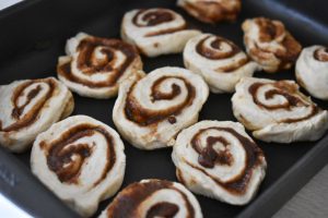 Koldhævede kanelsnegle - nemme og lækre - opskrift