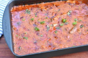 Kylling i fad med fløde og tomat - nem opskrift