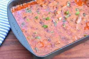 Kylling i fad med fløde og tomat - nem opskrift