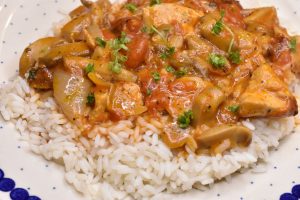 Kylling i fad med fløde og tomat - nem opskrift