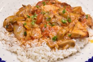 Kylling i fad med fløde og tomat - nem opskrift