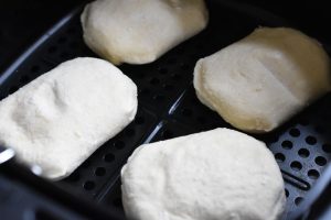 Fastelavnsboller med fløde og syltetøj - nem opskrift