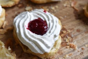 Fastelavnsboller med fløde og syltetøj - nem opskrift