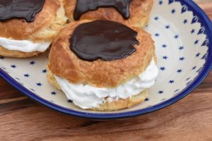 Fastelavnsboller med fløde og syltetøj - nem opskrift