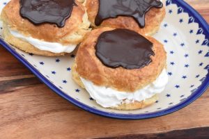 Fastelavnsboller med fløde og syltetøj - nem opskrift