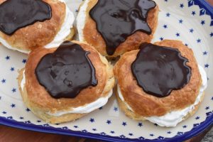 Fastelavnsboller med fløde og syltetøj - nem opskrift