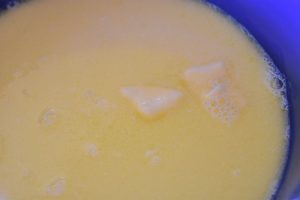 Mælken lunes med smør i.