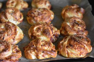 DSC_0760 • nogetiovnen.dk Pizzasnurrer med skinke og ost - opskrift