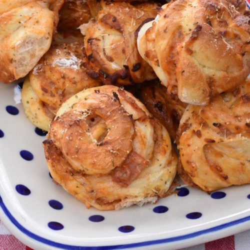 Pizzasnurrer med skinke og ost - opskrift