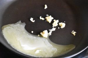 Pasta med hvidløg - stegt pasta med hvidløgssmør