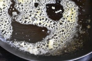 Pasta med hvidløg - stegt pasta med hvidløgssmør