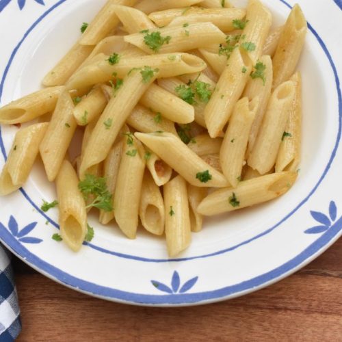 Pasta med hvidløg - stegt pasta med hvidløgssmør