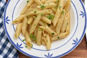 Pasta med hvidløg - stegt pasta med hvidløgssmør