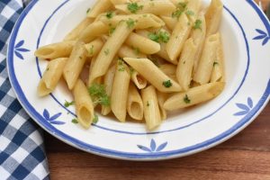Pasta med hvidløg - stegt pasta med hvidløgssmør
