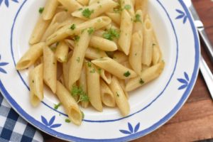 Pasta med hvidløg - stegt pasta med hvidløgssmør