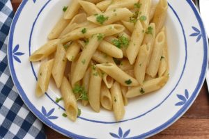 Pasta med hvidløg - stegt pasta med hvidløgssmør