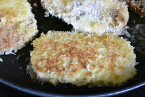 Paneret torskerogn med dildmayo - nem opskrift