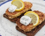 Paneret torskerogn med dildmayo - nem opskrift
