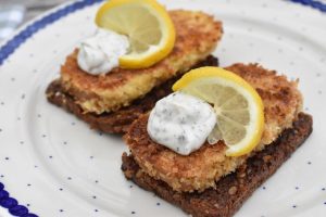 Paneret torskerogn med dildmayo - nem opskrift