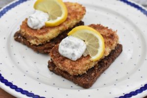 Paneret torskerogn med dildmayo - nem opskrift 