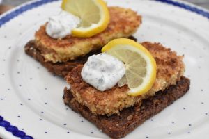 Paneret torskerogn med dildmayo - nem opskrift 