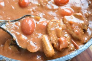 Mørbradgryde med bacon og cocktailpølser- luksus opskrift