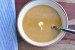 Gulerodssuppe med kokosmælk, chili og ananas