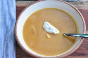 Gulerodssuppe med kokosmælk, chili og ananas 