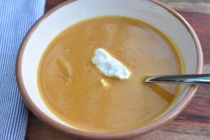 Gulerodssuppe med kokosmælk, chili og ananas 