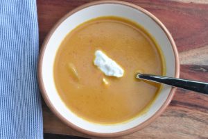 Gulerodssuppe med kokosmælk, chili og ananas