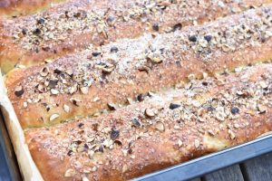 Gammeldags kringler med hakkede mandler på toppen. 