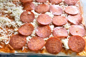 Pizza twister med pepperoni - nem opskrift med færdigdej 