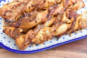 Pizza twister med pepperoni, nem opskrift med færdig pizza dej 