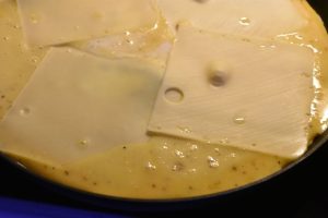 Omelet med ramsløg og ristet rugbrød - nem opskrift
