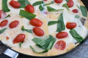 Omelet med ramsløg og ristet rugbrød - nem opskrift
