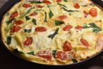 Omelet med ramsløg og ristet rugbrød - nem opskrift