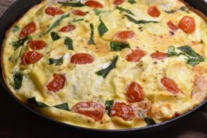 Omelet med ramsløg og ristet rugbrød - nem opskrift