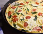 DSC_0153 • nogetiovnen.dk Omelet med ramsløg og ristet rugbrød - nem opskrift
