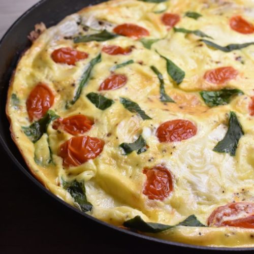 Omelet med ramsløg og ristet rugbrød - nem opskrift